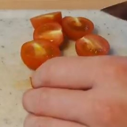 Wziął garść pomidorków koktajlowych i zrobił coś naprawdę sprytnego