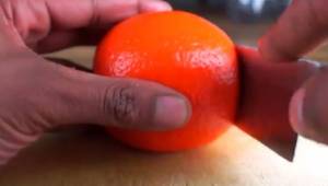 Nigdy nie widziałem tego sposobu obierania pomarańczy... Genialne!