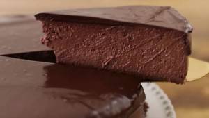Niesamowicie smaczny i banalnie prosty do zrobienia czekoladowy sernik to dokład